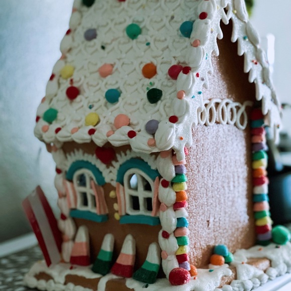 Candy land Gingerbread house - Picture 3 of 3